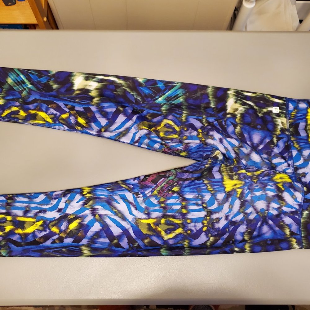 Fabletics Mid-Rise Capri - Picture 2 of 3